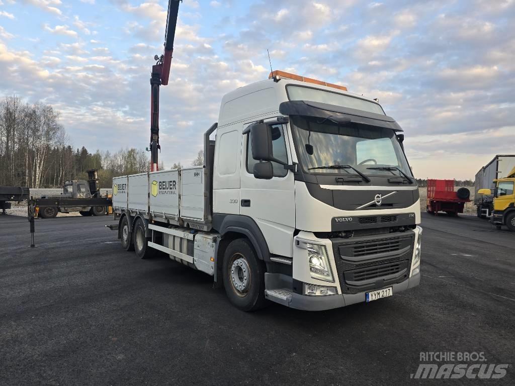 Volvo FM 330 Camion plateau ridelle avec grue