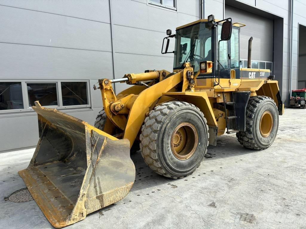 CAT 938F Chargeuse sur pneus