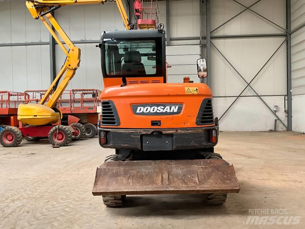 Doosan DX 55 W Pelle sur pneus