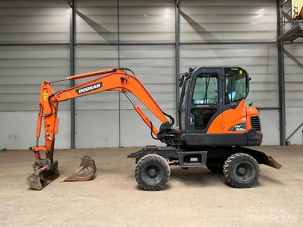 Doosan DX 55 W Pelle sur pneus