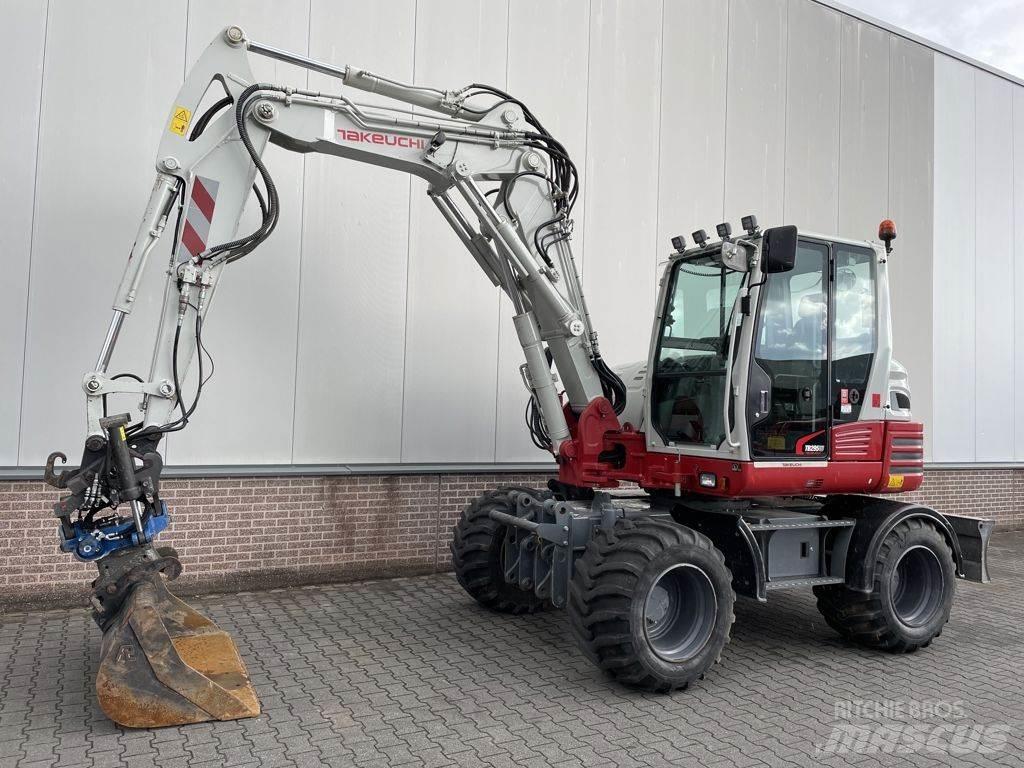 Takeuchi TB295W Pelle sur pneus