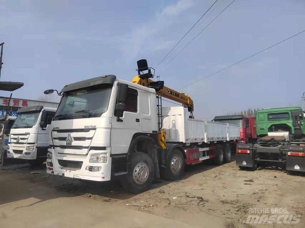 Howo 375 8X4 Camion plateau ridelle avec grue