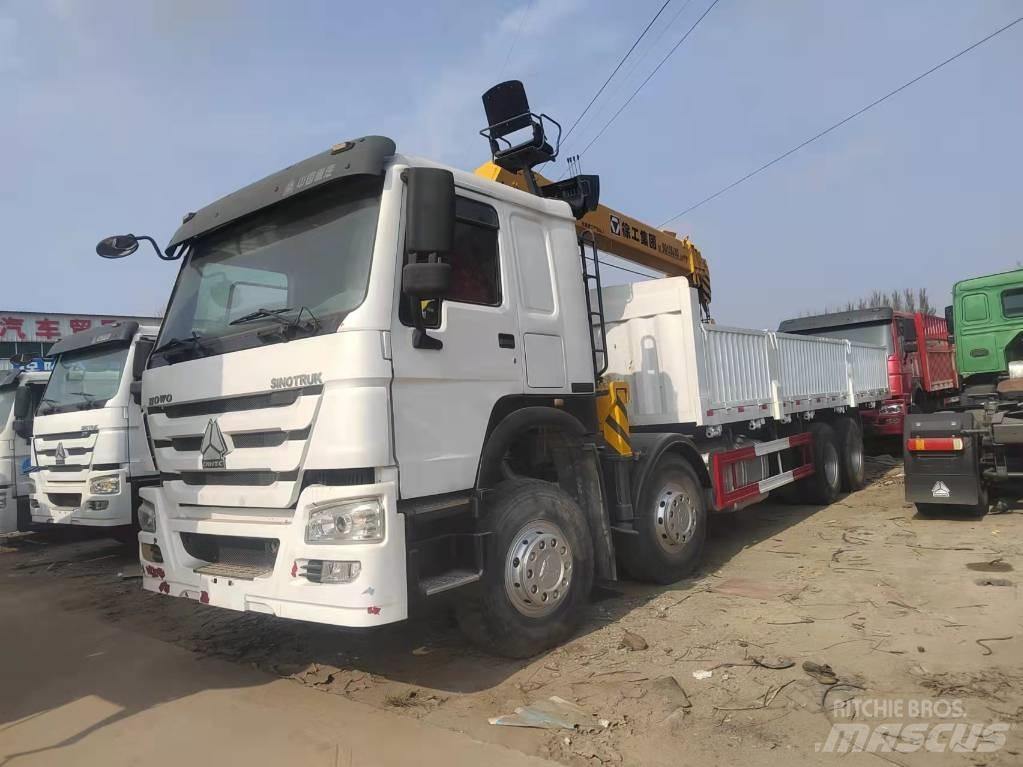 Howo 375 8X4 Camion plateau ridelle avec grue