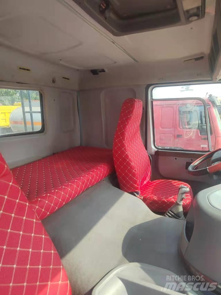 Howo 375 8X4 Camion plateau ridelle avec grue