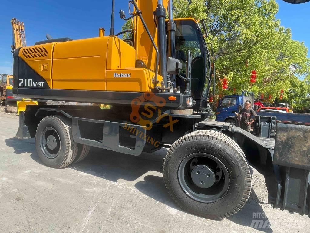 Hyundai R210W Pelle sur pneus