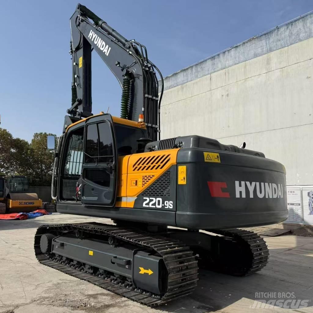 Hyundai R220-9S Pelle sur chenilles