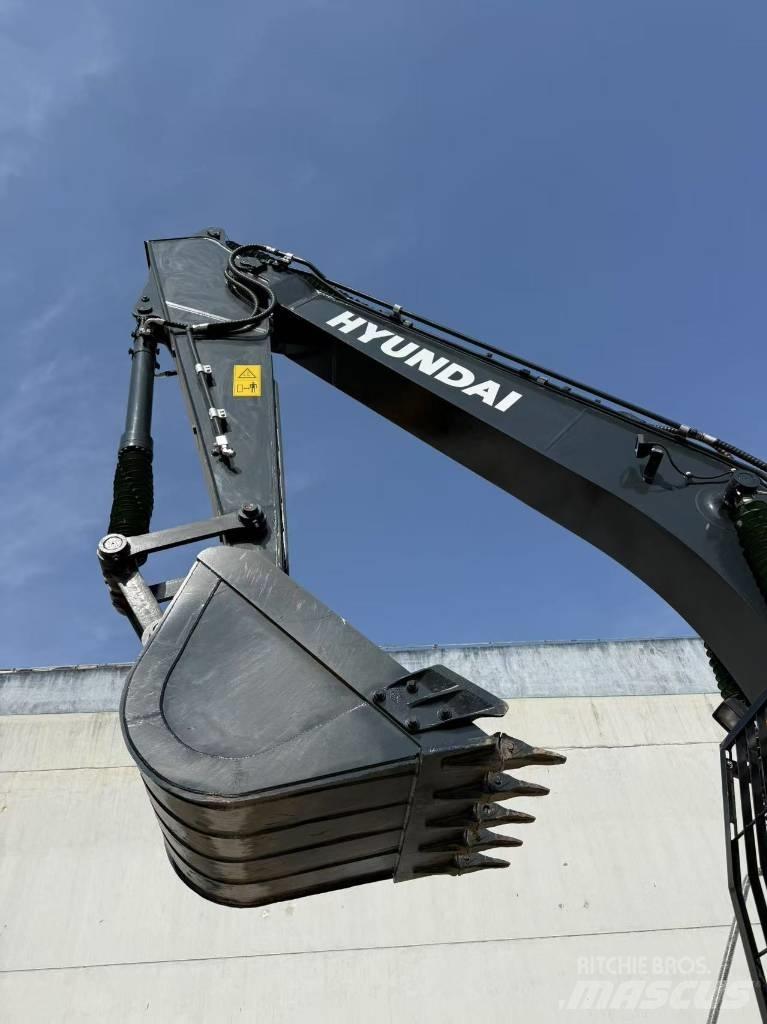 Hyundai R220-9S Pelle sur chenilles
