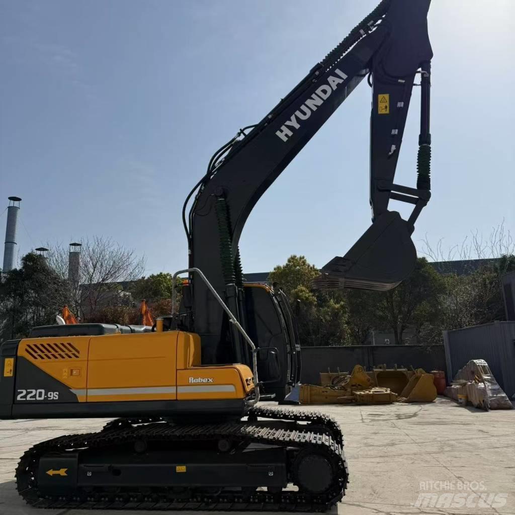 Hyundai R220-9S Pelle sur chenilles