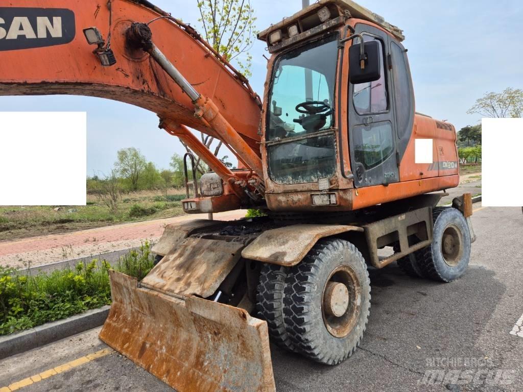 Doosan DX210WA Pelle sur pneus