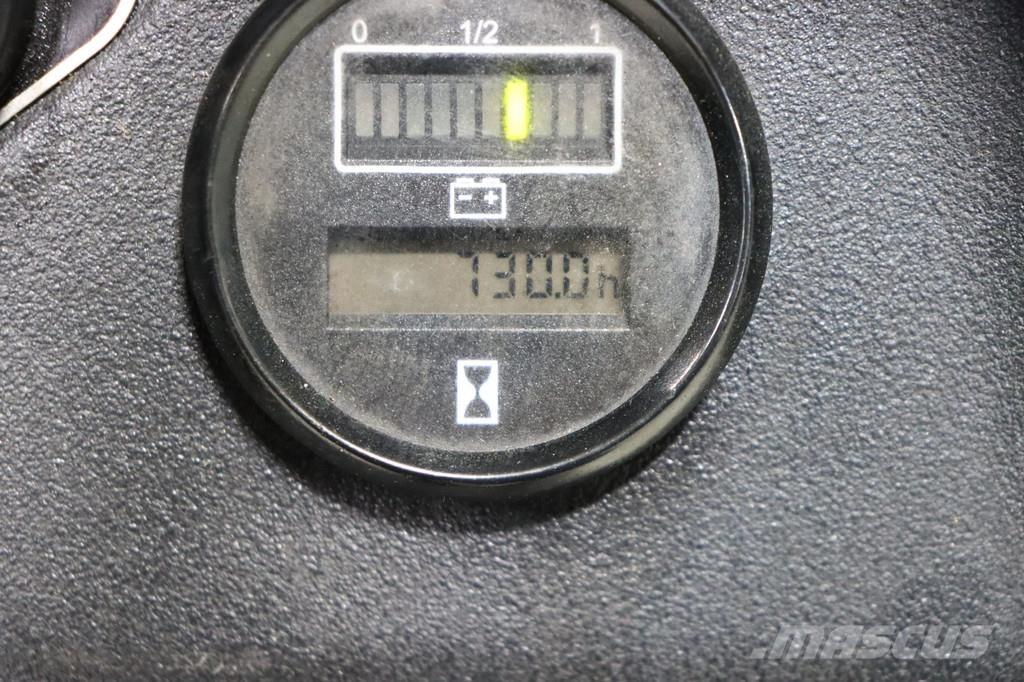 Komatsu CNI 14 Gerbeur accompagnant