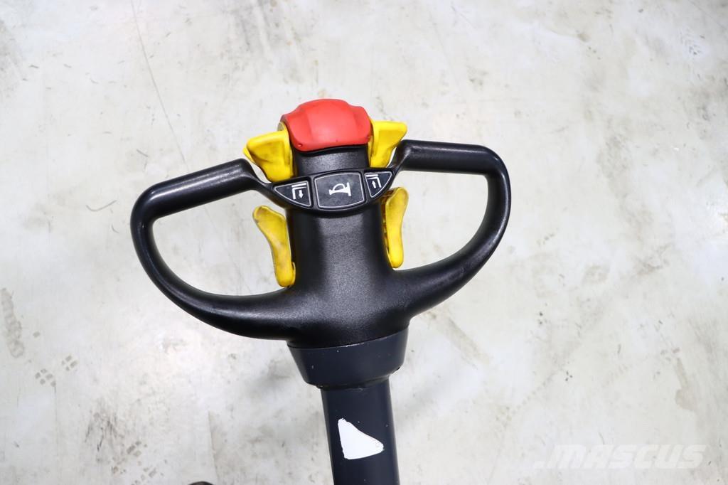 Komatsu CNI 14 Gerbeur accompagnant