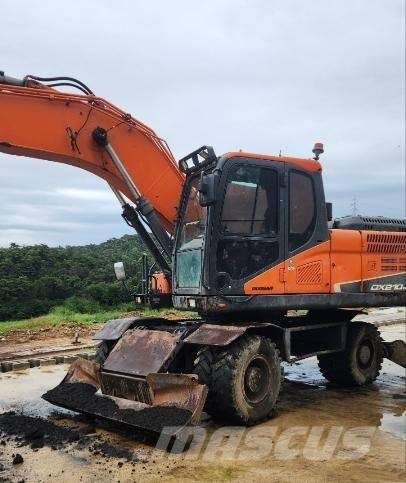 Doosan DX 210 W Pelle sur pneus