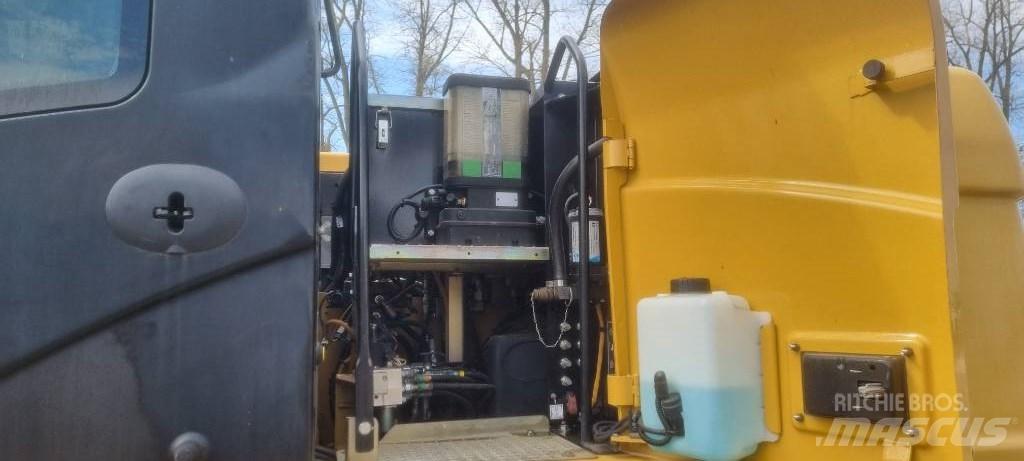 CAT M 313 D Pelle sur pneus