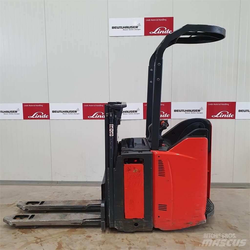 Linde D12SP Gerbeur accompagnant