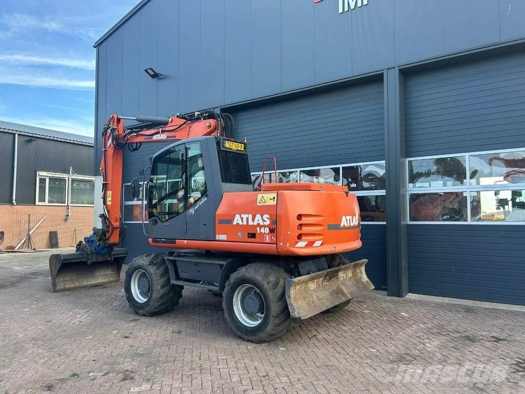 Atlas 140W Pelle sur pneus