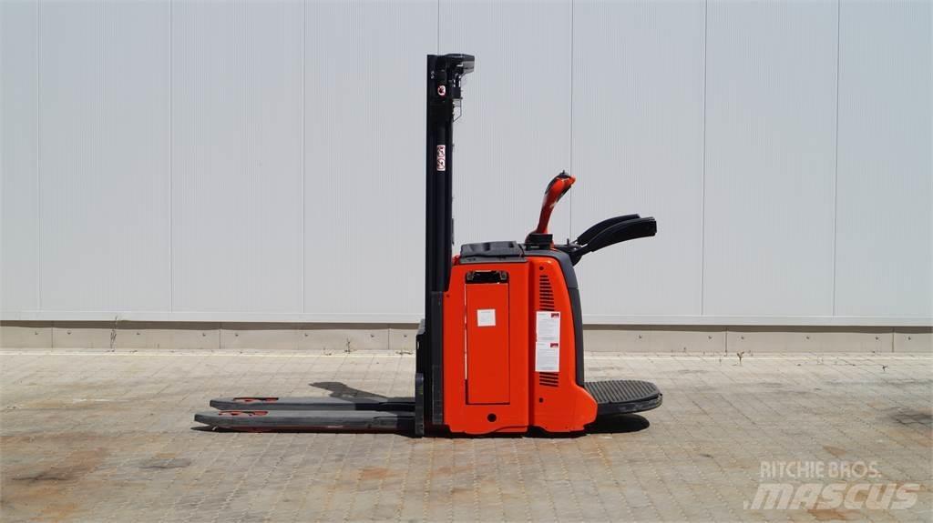 Linde D12AP Gerbeur accompagnant