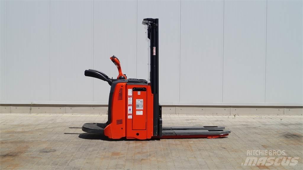 Linde D12AP Gerbeur accompagnant