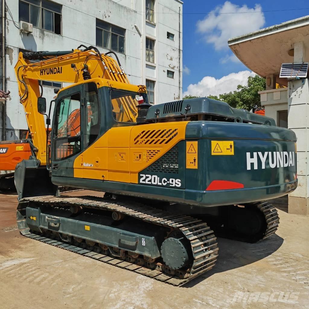 Hyundai R220LC-9S Pelle sur chenilles