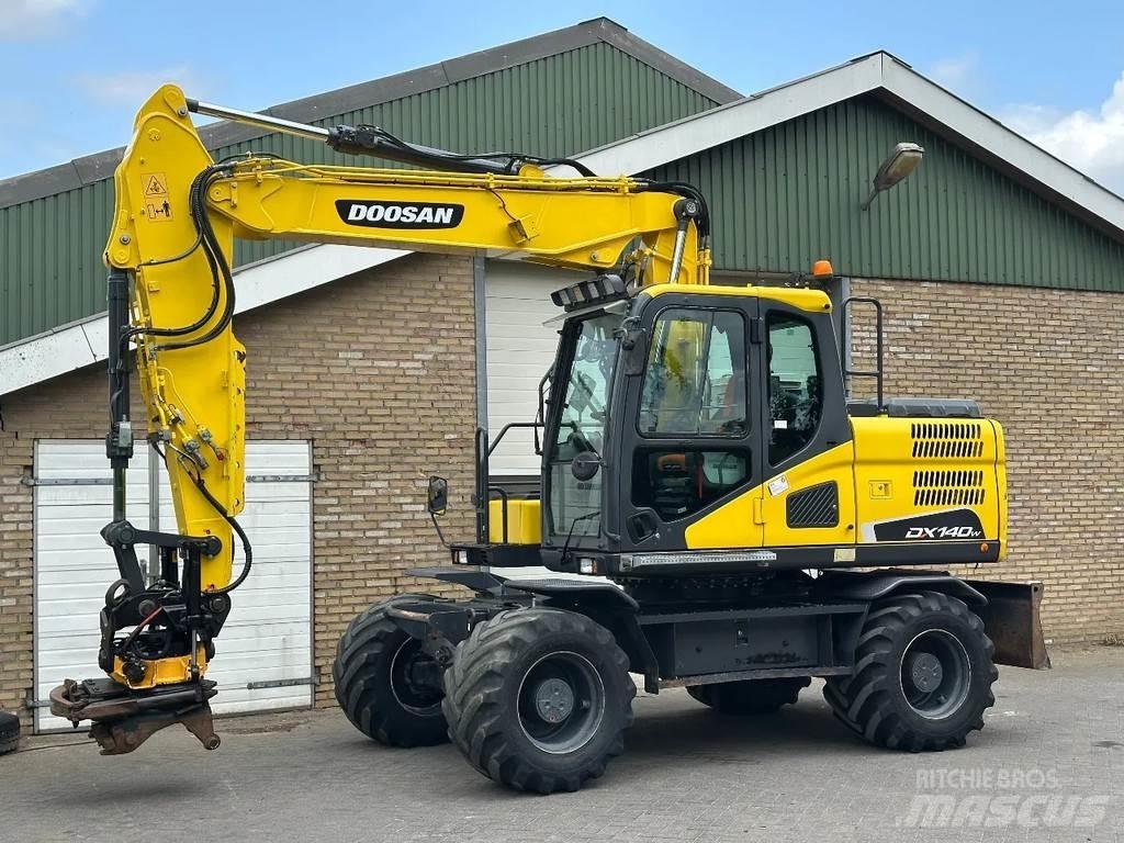 Doosan DX140W-5 Pelle sur pneus