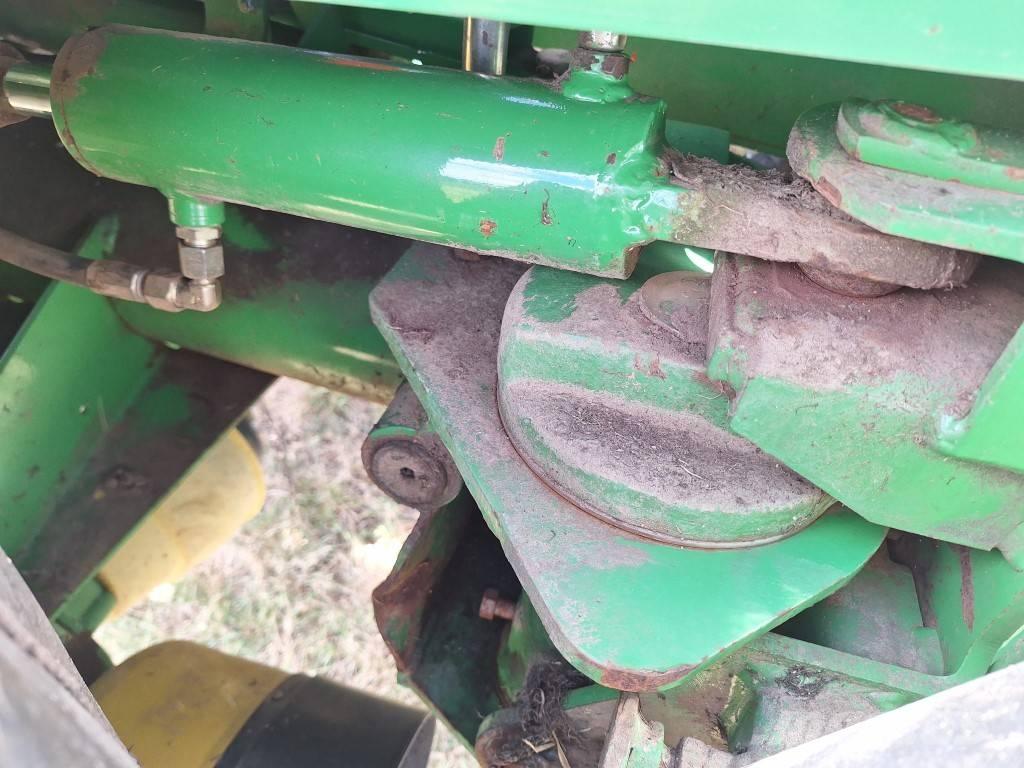John Deere 328 Faucheuse-conditionneuse