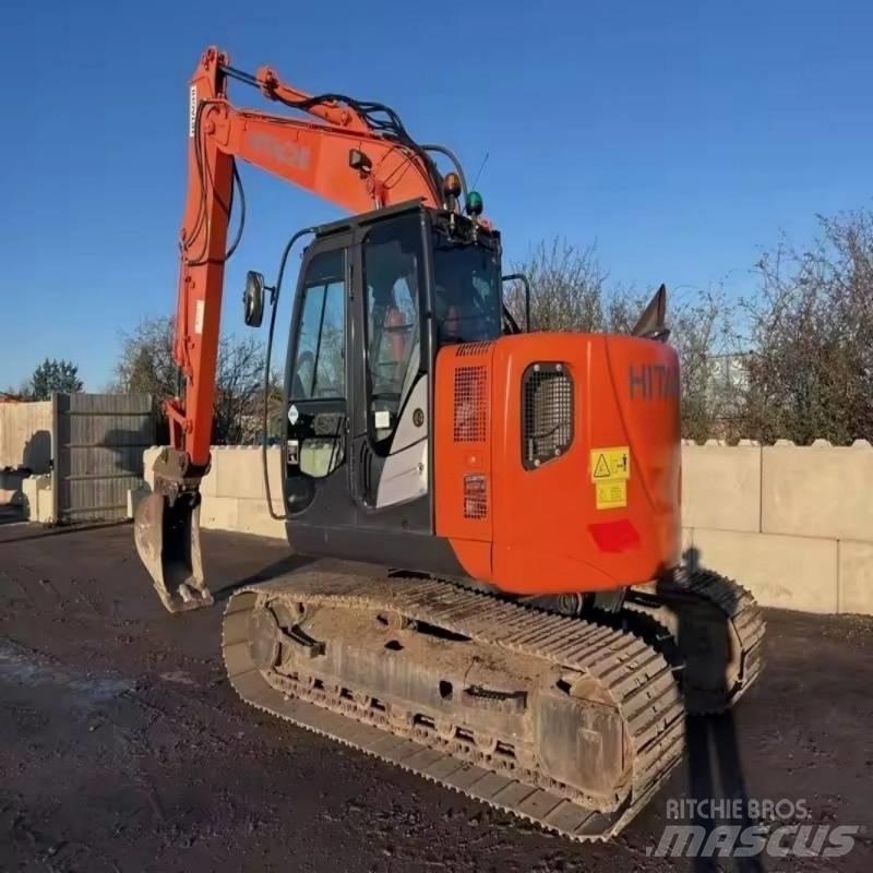 Hitachi ZX 135 Pelle sur chenilles