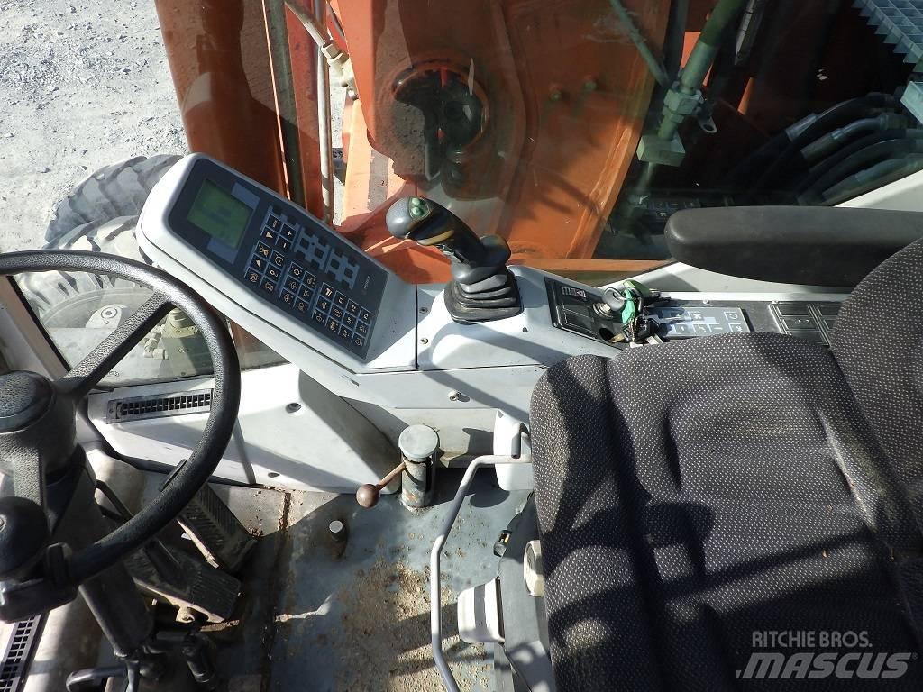 Atlas 1605 M Pelle sur pneus