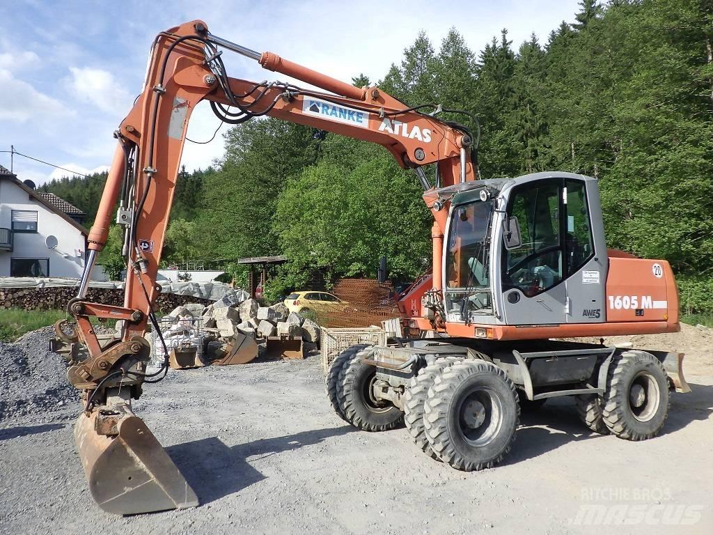 Atlas 1605 M Pelle sur pneus