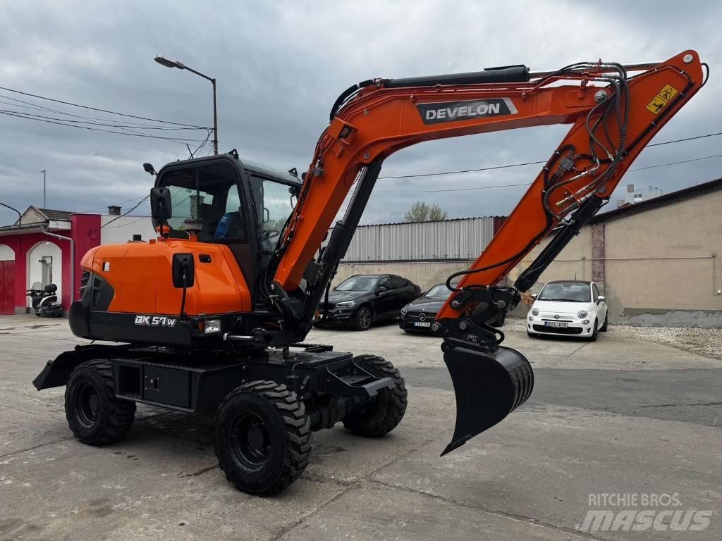 Develon DX 57 W-7 Pelle sur pneus