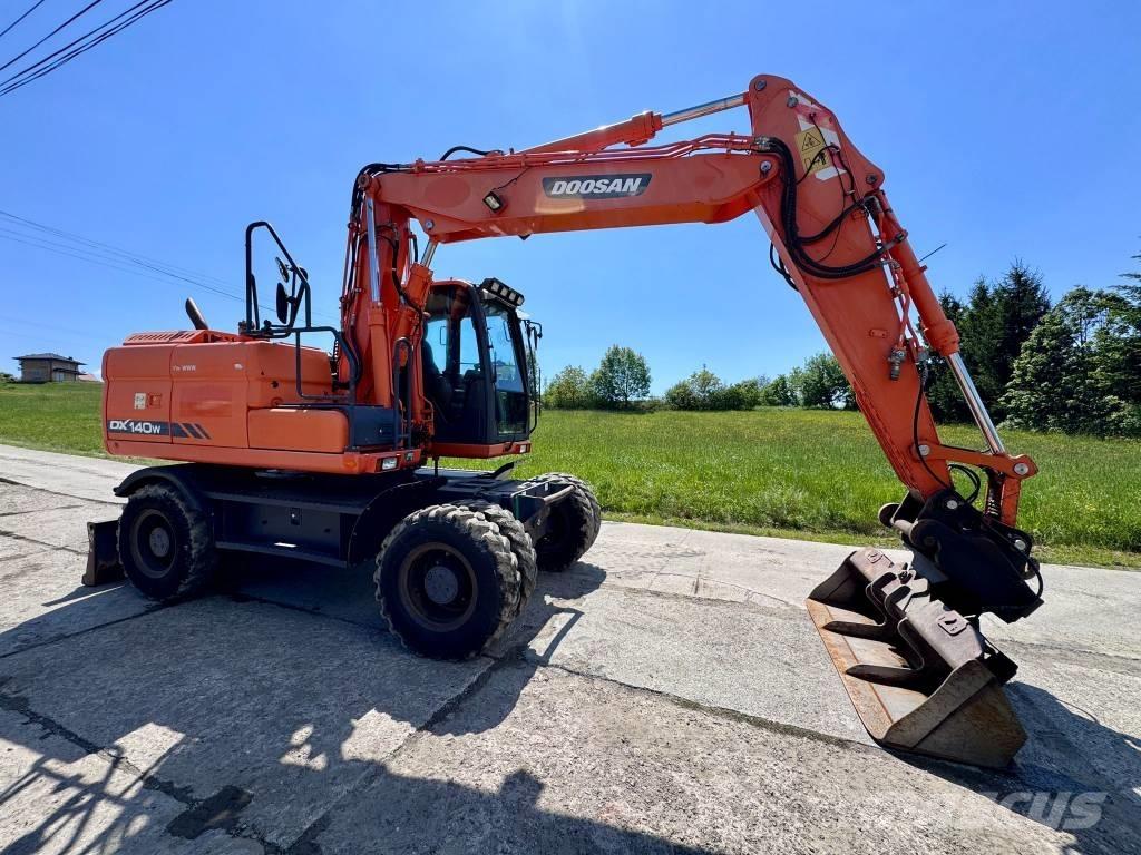 Doosan DX 140 W-3 Pelle sur pneus