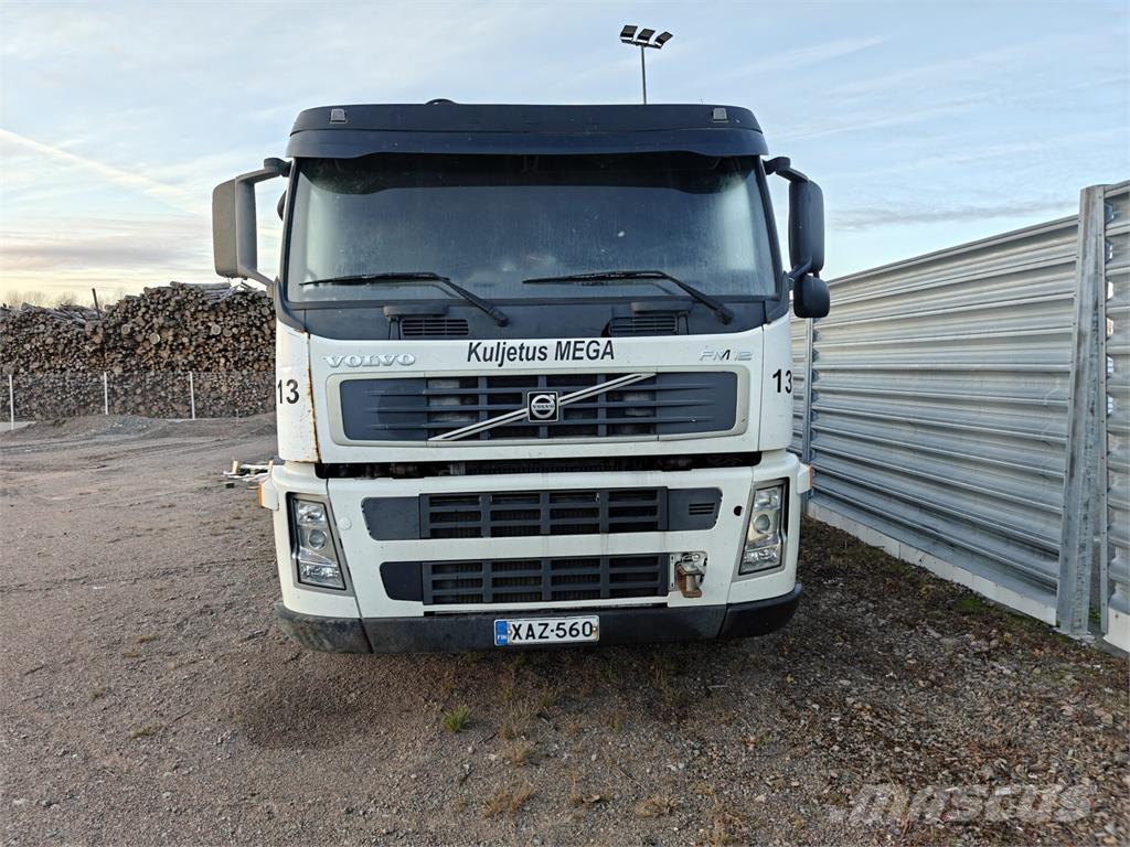 Volvo FM 12 Camion plateau ridelle avec grue