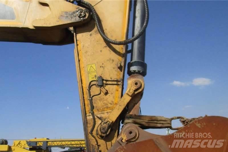 CAT 374FL Mini pelle < 7t