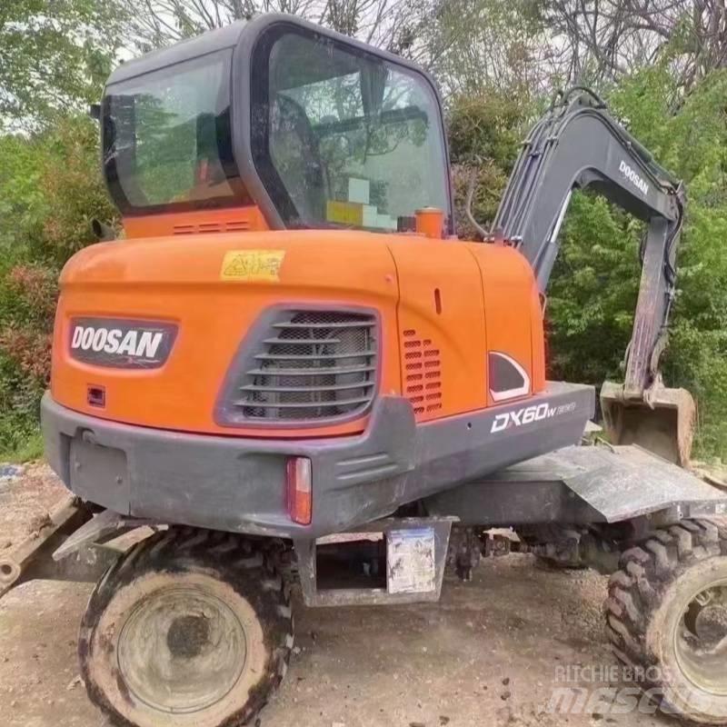 Doosan DX60W Pelle sur pneus