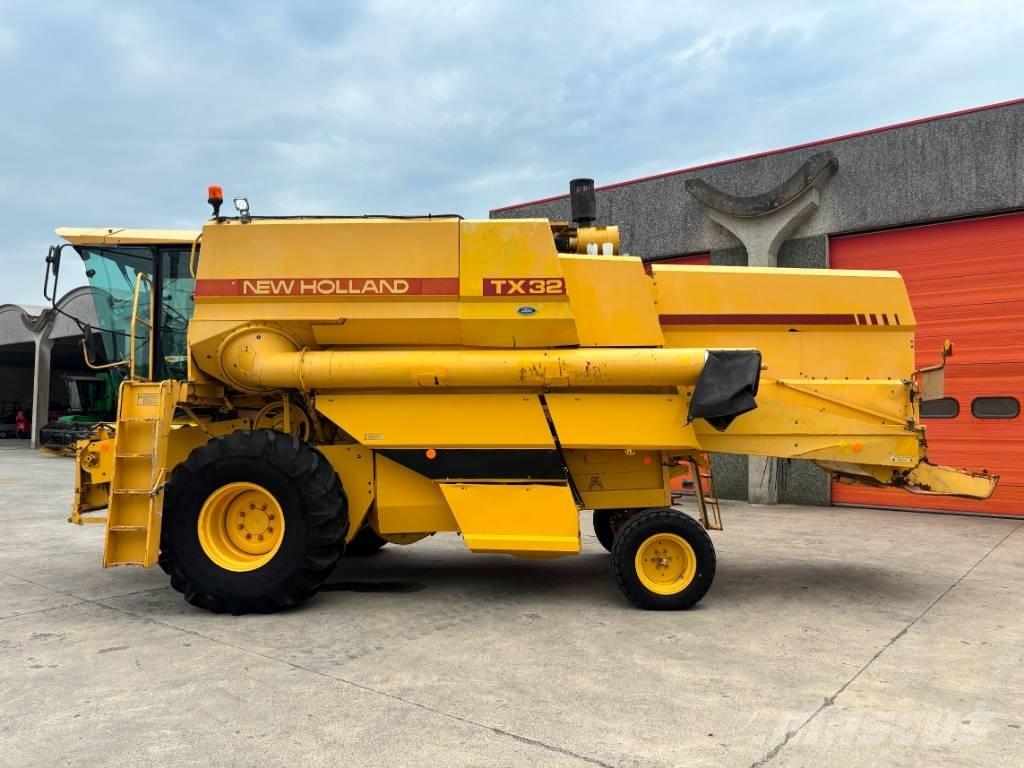 New Holland TX 32 Moissonneuse batteuse
