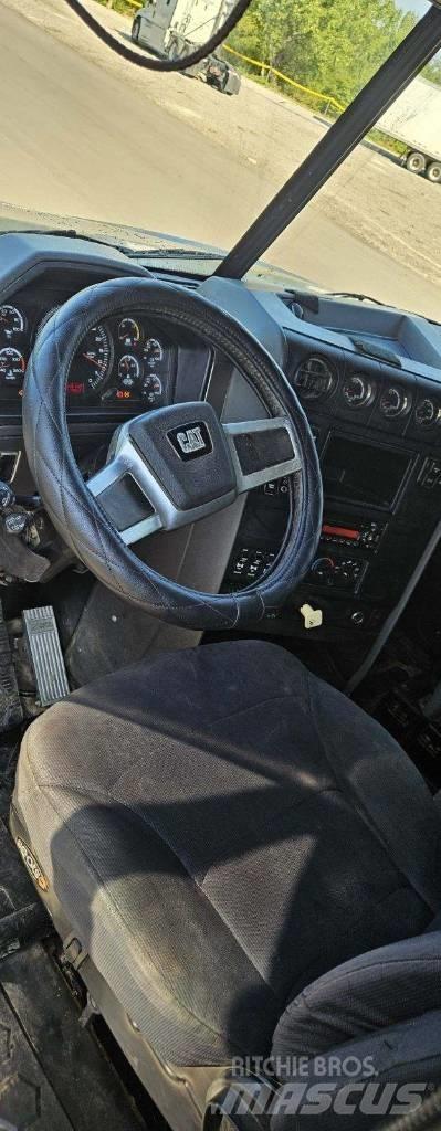 CAT CT 660 Camion benne