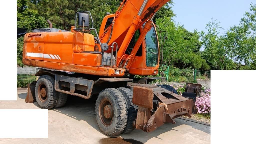 Doosan DX 210 W Pelle sur pneus