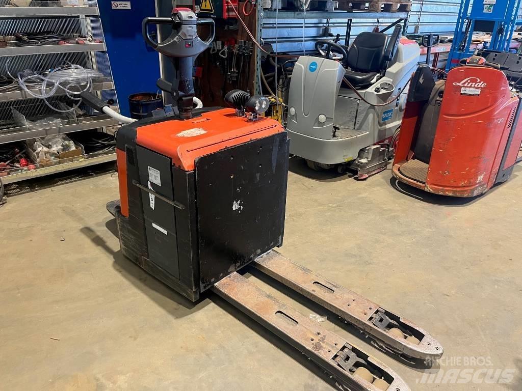 BT LPE 240 / M Gerbeur accompagnant