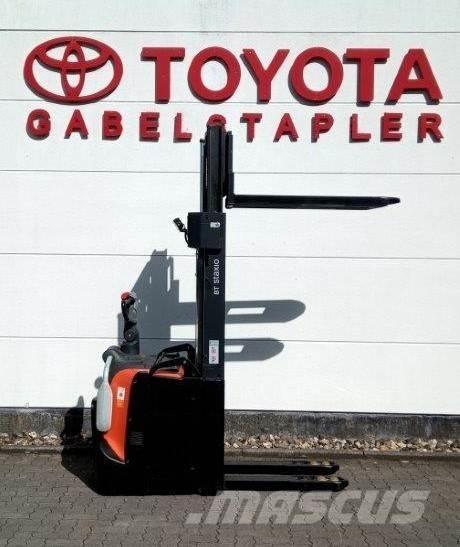 Toyota SPE140L Gerbeur accompagnant