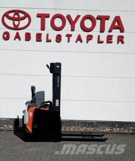Toyota SPE140L Gerbeur accompagnant