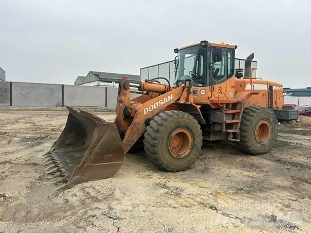 Doosan DL 300 Chargeuse sur pneus