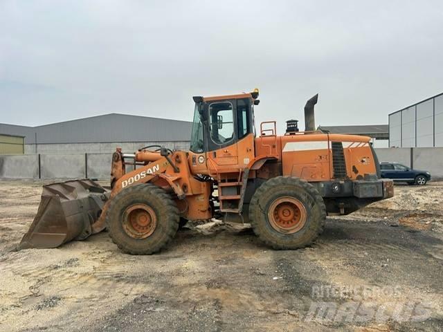 Doosan DL 300 Chargeuse sur pneus