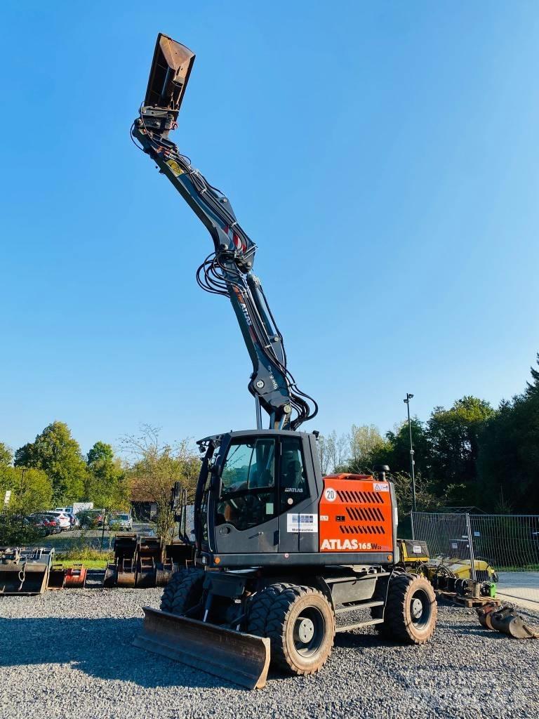 Atlas 165 WSR Pelle sur pneus