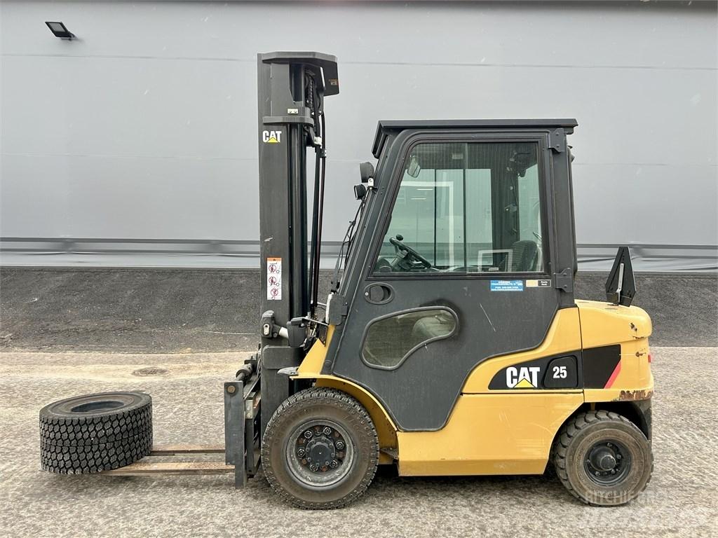 CAT DP 25 NT Chariots diesel