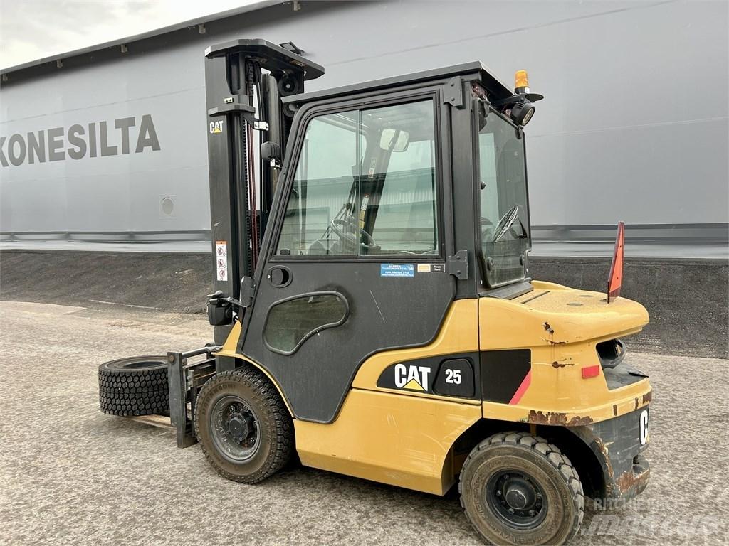CAT DP 25 NT Chariots diesel