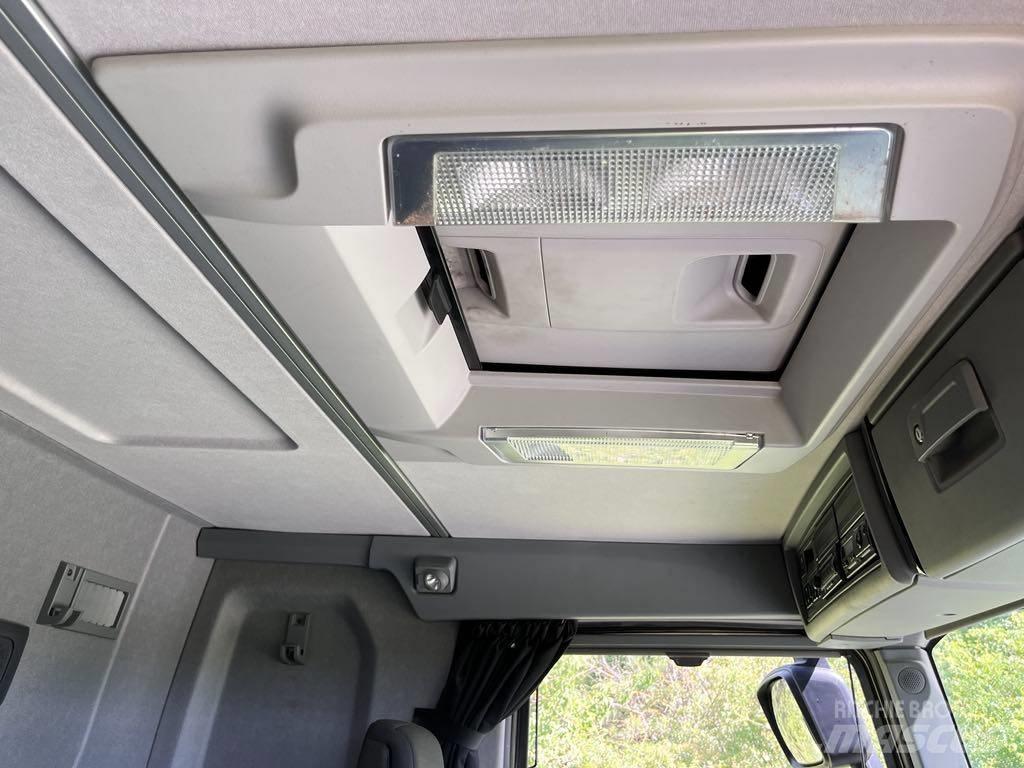 Renault Kerax 6x4 Grue auxiliaire