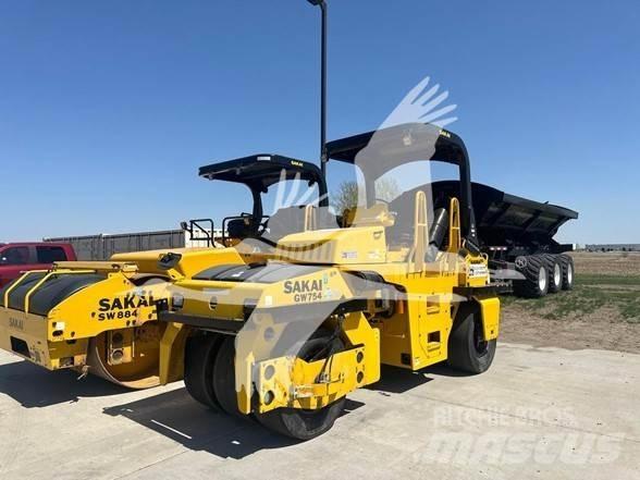 Sakai GW754 Rouleaux à pneumatiques