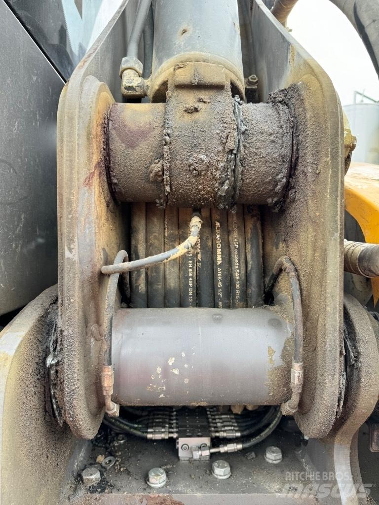 Mecalac 12 MTX Pelle sur pneus