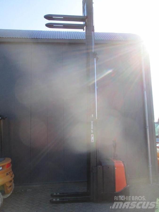 BT SPE 160L Gerbeur accompagnant