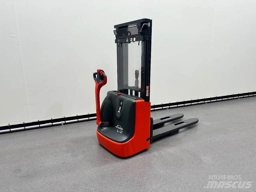 Linde L 12 Gerbeur accompagnant
