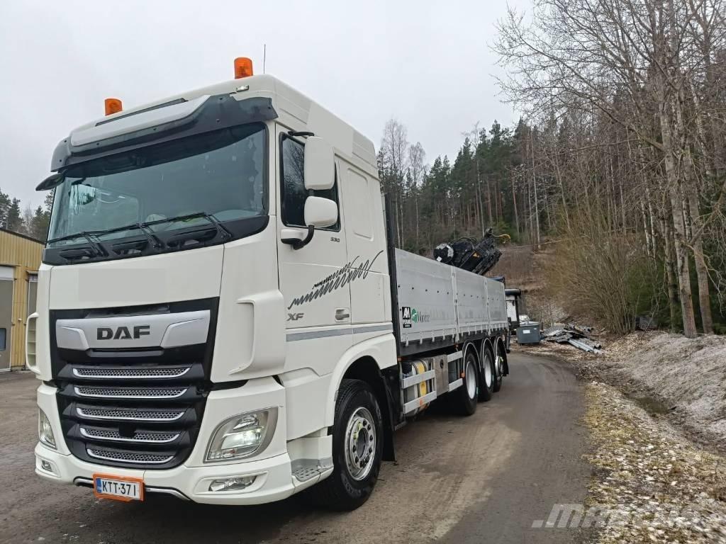 DAF XF 530 FAW Camion plateau ridelle avec grue