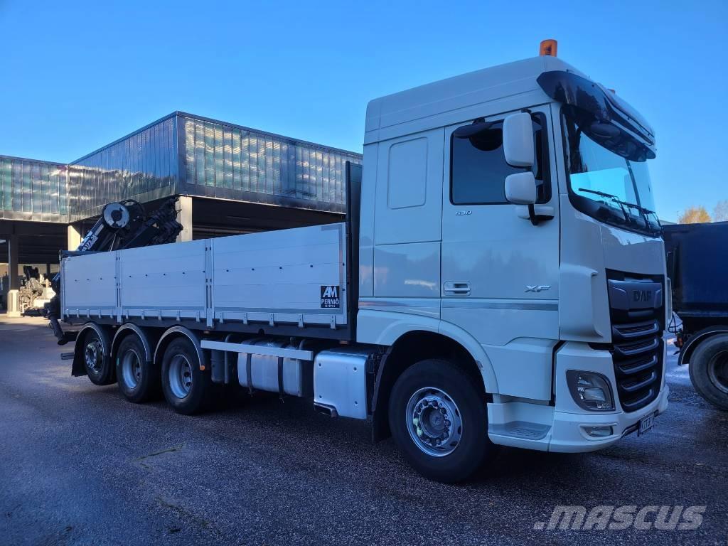DAF XF 530 FAW Camion plateau ridelle avec grue